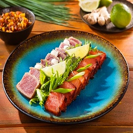Tataki z tuńczyka i arbuza z salsą pomidorową z mango i cytrusowym majonezem Tataki z tuńczyka i arbuza z salsą pomidorową z mango i cytrusowym majonezem